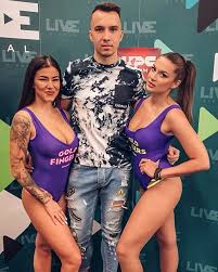 Je bývalým členem činohry národního divadla v praze The Johny Spoluprace S Upcfight V Poradku Dnes Od 19h Moderuji Prvni Turnaj Tak Drzte Palce Upcfight Fight Moderator Thaibox Muaythai Facebook