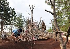 Tumbling Bay Playground And Timber Lodge Erect Architecture Kindergarten Aussengelande Spielplatz Ideen Spielplatz Und Landschaftsarchitektur