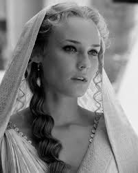 ELENA "E molte vite sono morte per me sullo Scamandro, e io, che pure tanto  ho sofferto, sono maledetta, ritenuta da tutti traditrice di mio marito e  rea d'aver acceso una guerra