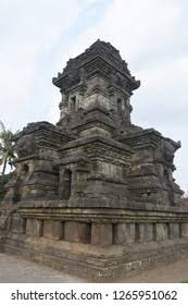Candi penataran atau candi panataran atau nama aslinya adalah candi palah adalah sebuah gugusan candi bersifat keagamaan hindu siwaitis yang terletak di desa penataran, kecamatan. Candi Candi Di Jawa Timur Kami