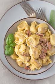 Sebbene sia piuttosto ricco dal punto di vista delle calorie e dei grassi, questo piatto continua ad essere tra i più amati e tra i più. Tortellini Alla Panna Tortellini With Cream Sauce