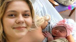 Louane est une petite fille adorable elle adore faire des gâteaux avec maman blanc, enfant, yellow, déguisements, fun, dress, room, bambin, personne, joy. Louane Accouche Et Devient Maman Sa Fille S Appelle Esmee Youtube