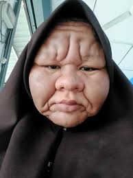 Dalam setiap laga yang dijalaninya, kurnia selalu memasang wajah yang cenderung seram di bawah mistar gawang. Muka Seram Shefalitayal