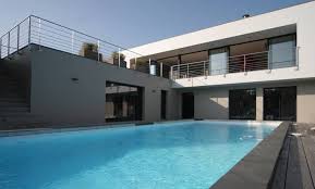 Construction D Une Villa Contemporaine A Benodet Piscine Moderne Par Le Lay Jean Charles Moderne Villa Contemporaine Piscines Modernes Toit Plat