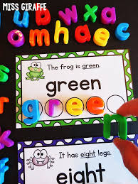 Students look at the picture and identify the vowel / middle sound in the word. Miss Giraffe S Class 2018