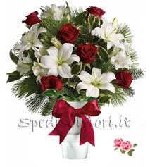 Benché le rose rosse siano considerate le regine dei fiori, quelle bianche emanano il bianco è il colore più indicato per il matrimonio e ordinare dei fiori immacolati come pensiero per la coppia di sposi è un bellissimo gesto. Bouquet Di Rose Rosse E Fiori Bianchi Misti
