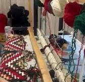 🇦🇱 Magjia e Punimit të Qilimit me Dorë! ✨, Zbuloni artin e lashtë të  thurjes së qilimave tradicionalë shqiptarë! Kjo metodë quhet Thurja e  Qilimit ose Punimi i Qilimit në Vegjë/Tezgjah. Gratë si këto ...