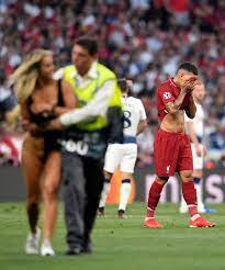 Hafta ( eyl 22şub 23 ). Tottenham Liverpool Finalinde Sahaya Giren Ciplak Kadin Kim