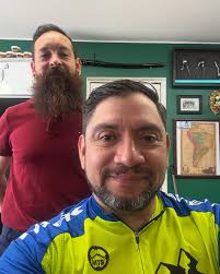 Con el rostro emperifollado para la cena SCD que es el dia de hoy. Gracias  a Felipe Cornejo de @barberialoyola por sacar mi mejor versión externa. Un  trabajo sin dudas arduo 😅❤️