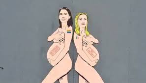 Schlein e Meloni nude in un murale a Milano