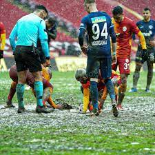 Galatasaray Gazetesi - Galatasaray, Kasımpaşa maçında çok konuşulan, Marcao  ve Onyekuru'nun penaltı noktasını temizlediği fotoğrafın, Florya Metin  Oktay Tesisleri'ne asılmasına karar verdi. (Hürriyet) | Facebook