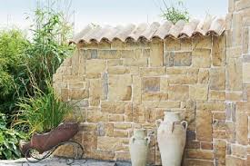 Mit Mediterranen Gestaltungselementen Den Charme Sudlicher Lander Geniessen Urlaub Fangt Im Garten An Gartenmauer Steinmauer Garten Natursteine Garten