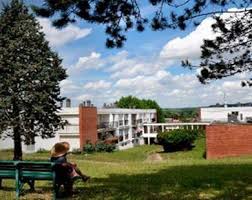 Et accompagner à la fois les personnes en perte d'autonomie et les personnes aidantes : Residence Les Pins Ville De Pont De L Arche