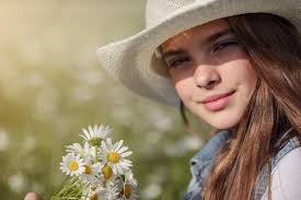 Hat Enjoys Spring Daisy Field Concept Idea Happy Childhood Teenager — Stock  Photo © Selenittt #360524978