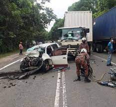 Dua lelaki maut manakala lapan cedera dalam kemalangan membabitkan sebuah van di jalan stulang laut menghala ke bandar raya johor bahru, jam 7.45 pagi rabu. 1 Maut 4 Cedera Kereta Tembung Treler