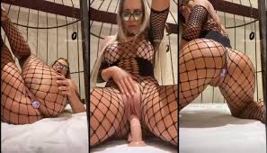 Maikelly Muhl pelada se masturba sentando no consolo