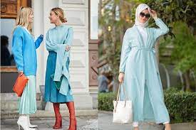 Cardigan dengan ukuran panjang yang dapat menutupi tubuh ini dikombinasikan dengan dress berwarna cokelat sehingga menghasilkan sesuatu yang unik dan menjadi daya tarik tersendiri. 7 Padu Padan Gaya Busana Warna Hijau Telur Asin Womantalk