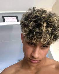 Sepanta Aryaはinstagramを利用しています Do You See Me Now Sepanta Curly Hair Men Curly Hair Men Highlights Mens Hair Highlights