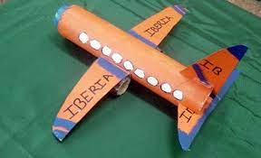 Te enseñamos a hacer un juguete para los niños reciclando rulos de papel de higiénico. Avion Reciclado Manualidades Infantiles Medios De Transporte Reciclados Juguetes Con Material Reciclado Manualidades Para Chicos