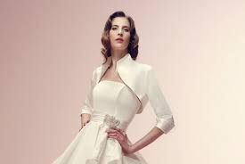 Abiti da sposa semplici, una scelta moderna per donne eleganti che vogliono mettere in risalto il proprio stile. Il Vestito Da Sposa Per Il Matrimonio Civile Tailleur O Pantalone