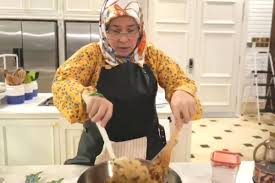 Geçmişte, padişah devlet üzerinde mutlak güce sahipti ve bendahara tarafından tavsiye ediliyordu. Permaisuri Agong Tunku Hajah Azizah Masak Nasi Goreng Sosej Mentega Kesederhanaannya Dipuji Rakyat