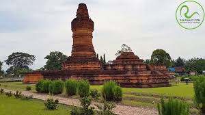 Menurut beberapa sumber, nama muara takus pada kompleks candi iniberasal dari nama sebuah anak sungai yang ada di sekitar komleks candi ini. Candi Muara Takus Riaumagz