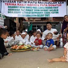 Terjemahan frasa anak yatim piatu dari bahasa indonesia ke bahasa inggris dan contoh penggunaan anak yatim piatu dalam kalimat dengan terjemahannya: Yayasan Yatim Piatu Rasulullah Saw Photos Facebook