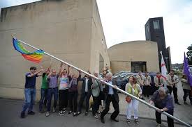 Die regenbogenflagge vor der kirche in. Koln Katholische Kirche St Theodor In Vingst Hisst Regenbogenflagge Express De