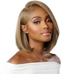 Aimee Lace's Instagram, Twitter & Facebook