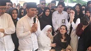 Dalam sejarah hidupnya sebelum menjadi wagub jatim termuda, emil dardak sudah mengukir jejak mengagumkan sejak usia remaja. Ditemukan Tak Bernyawa Di Kamar Kosnya Ini Penyebab Utama Adik Emil Dardak Meninggal Skanaa