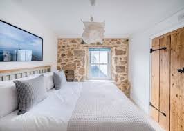 La qualità è sicuramente un aspetto importante, ma anche i colori e i materiali fanno la loro. Camere Da Letto Con Pareti In Pietra