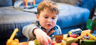 Aber verstecken und fangen ist zuhause langsam langweilig geworden. Kinderspiele Fur Drinnen Kissenschlacht Und Mehr Kidsgo