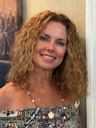 Let's chat! I can't even tell you how many sweet messages and comments I've  gotten about my curls and how much y'all seem to love them. It's truly so  sweet! I've been