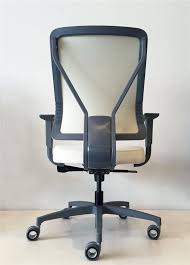 Leave It To Levo Allseating Reimagines Ergonomics With Its Latest Streamlined Task Chair Design Canadian Interiors Task Chair Design Minimalist Chair Chair