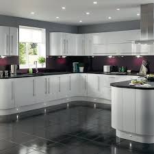 Similar Space Can Look So Different Not Suitable For Us But A Good Example Of The Sha Kitchen Remodel Small Interior Design Kitchen Kitchen Splashback Designs