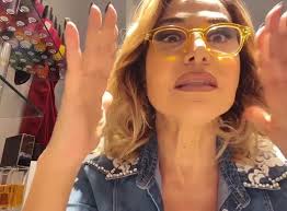 🧤Togliere i guanti versione 2🧤 Oggi ho avuto un flash e mi è tornata in  mente la #DottoressaGio!!! 👩🏼‍⚕️👩🏼‍⚕️👩🏼‍⚕️ Eh sì, perché anche lei  aveva una tecnica perfetta per togliere i guanti!!!