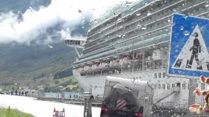 Avion de linie modern ca un oras in miniatura cu case și cu motor principal pentru a muta acest mare pe suprafața apei pentru a ajuta la sprijin 4, fiecare dintre care are o capacitate egală cu 7,5 mii de cai. Clubrv Ro Vas De Croaziera Imens Jjkta Youtube