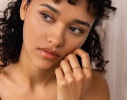 Set di anelli sottili e strutturati di Caitlyn Minimalist • Set di 3 anelli  impilabili delicati per l'uso quotidiano • Gioielli essenziali • Regalo per  lei • RR133