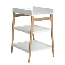 La table à langer permet d'être à la bonne hauteur, face à bébé. Table A Langer Hip Blanc Naturel De Quax Tables A Langer Aubert