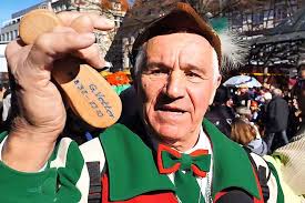 Video: Haslachs Ehrenklepperlemeister zeigt, wie man richtig kleppert