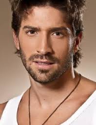 Mystery and drama surround the lives of four friends who, after witnessing a murder, get caught up in the midst of an investigation to find a serial killer who follows a set same modus operandi with all of his victims and who will cause unexpected consequences for each of them. Alguien Te Mira Cast Members List Famousfix