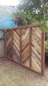 Learn how to build a simple pallet fence with economy in mind, centering on basic techniques for installation and other options. 8 Inventive Pallet Fence Ideas Houspire