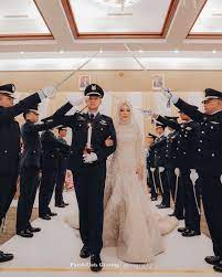 Pedang Pora Tradisi Wajib Sang Perwira Pernikahan Militer Foto Perkawinan Gaun Pengantin Sederhana