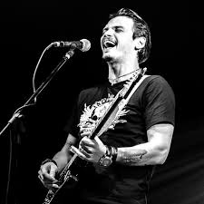 Bogdan Marian (Bobo) Burlăcianu s-a născut pe 1 septembrie 1979, în  Dorohoi. În copilărie spune că era foarte timid, iar ca adolescent și mai  timid. În clasa a XI-a începe să cânte