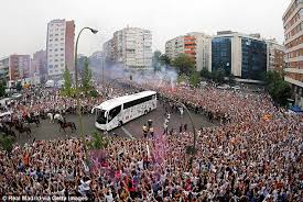 Real madrid's bus arrival was bonkers as fans flooded streets before champions league semifinal. Real Madrid Arrive To Scenes Of Pandemonium Outside The Santiago Bernabeu As Thousands Welcome Team Bus Daily Mail Online