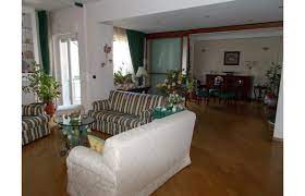 Quadrilocale in vendita da privato a napoli, posillipo 570.000 € 90 m 2 4 locali vendo appartamento in buono stato, con terrazzo coperto abitabile e con vista giardino del parco ben curato.+ vista piccolo tratto mare. Privato Vende Appartamento Appartamento Ristrutturato Annunci Napoli Zona Soccavo Rif 160374