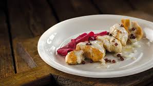 Potrebbe contenere sedano, potrebbe contenere uova, potrebbe contenere latte, potrebbe contenere soia, contiene grano/frumento, può contenere latte. Tagliata Di Petto Di Pollo Salsa Al Pepe Rosa E Foglie Di Barbabietola