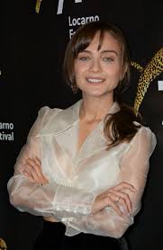 Damla sönmez ilkokul döneminde mimar sinan üniversitesi devlet konservatuvarı'nda yarı zamanlı 2 yıl keman, 1 yıl da piyano dalında öğrenim gördü. Damla Sonmez Style Clothes Outfits And Fashion Celebmafia
