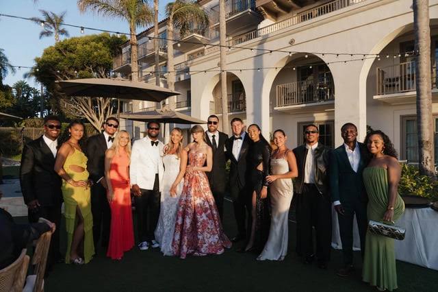 Taylor Swift and Travis Kelce celebrating with the newlyweds, do AI tạo