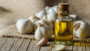 Sama halnya dengan bawang merah, bawang putih juga mempunyai banyak manfaat, seringkali anda hanya perlu menghancurkan bawang putih dan mencampurkannya dengan minyak zaitun, lalu. 7 Manfaat Minyak Bawang Putih Untuk Kesehatan